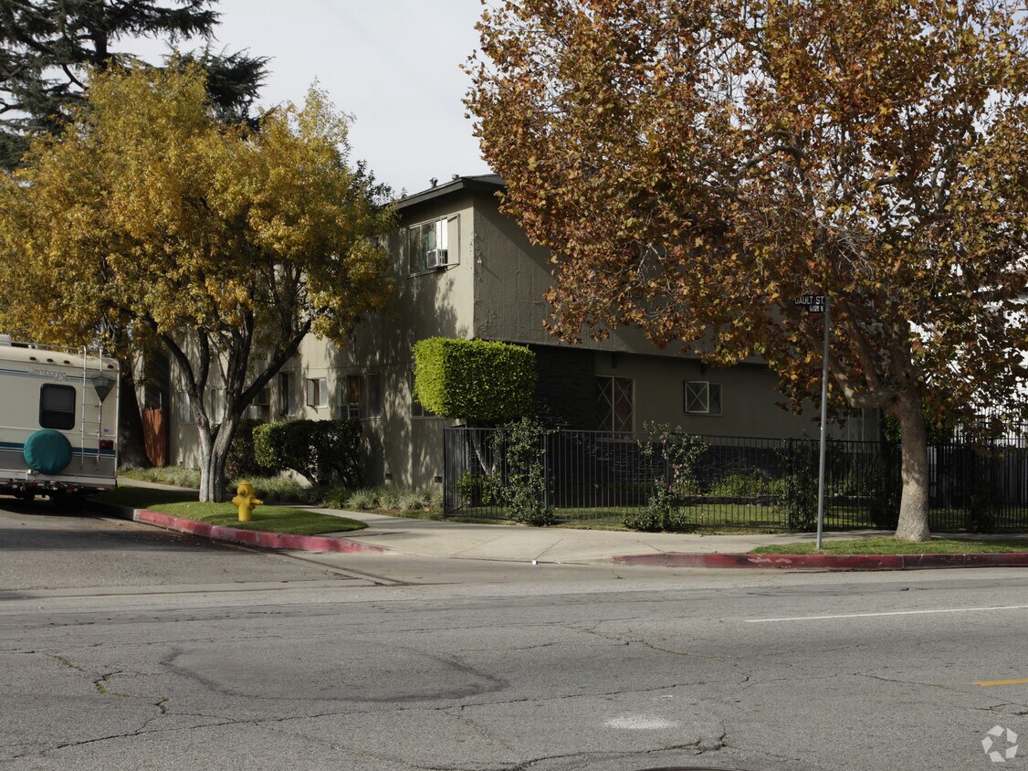 Primary Photo - 7101 Whitsett Ave
