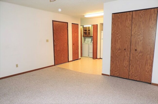 Building Photo - $1095 | 2 Bedroom, 1 Bathroom 3rd Floor Co...