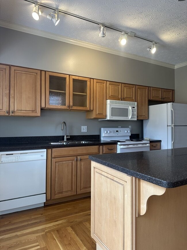 Building Photo - Gorgeous Italian Village Townhome!