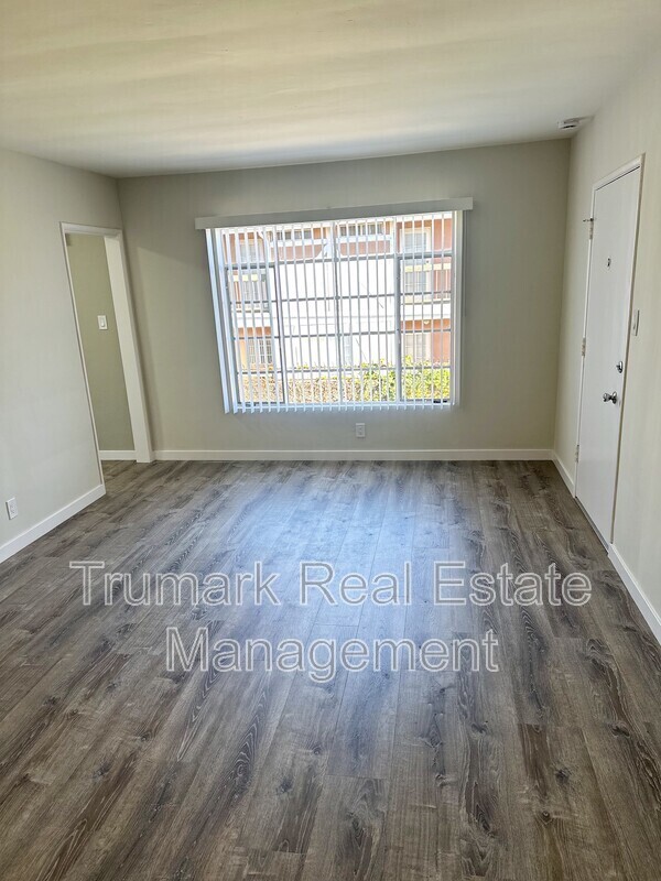 Building Photo - 215 W Acacia Ave