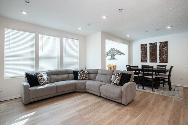 Building Photo - 27849 Birchwood Ct