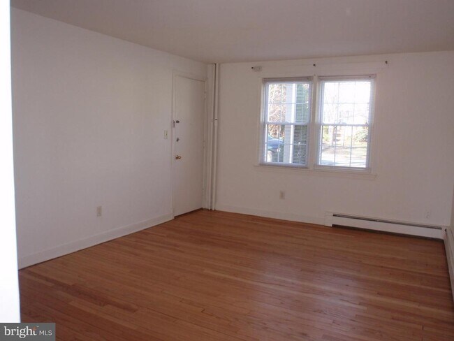Building Photo - 704 Laurel Ave