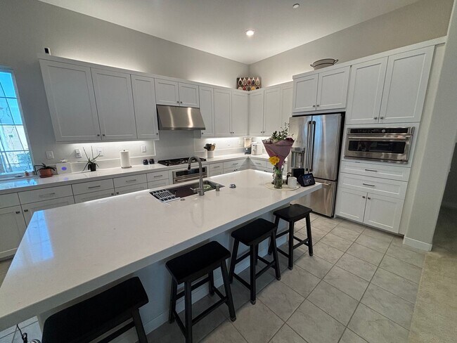 Building Photo - Beautiful 3-Bedroom Home with Solar in Valencia!