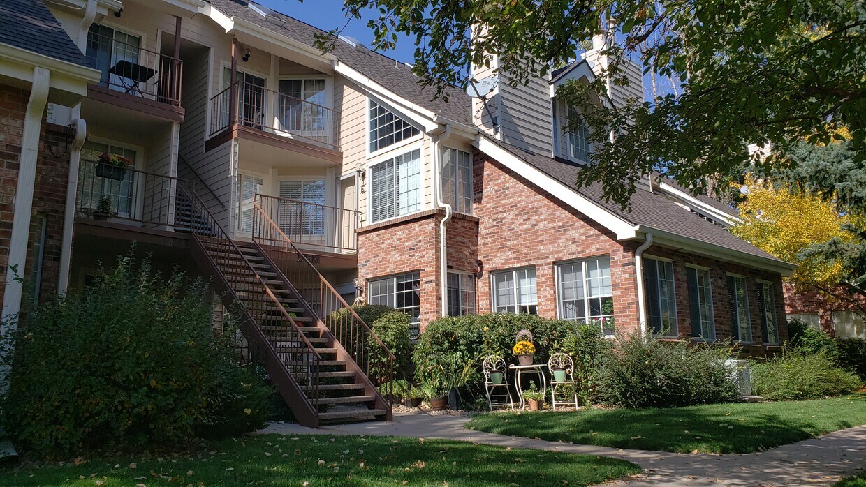 2nd floor unit - 13813 E Lehigh Ave