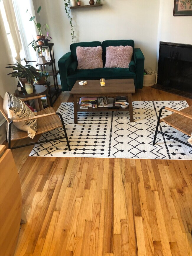Hardwood floors throughout - 1908 Mount Vernon St