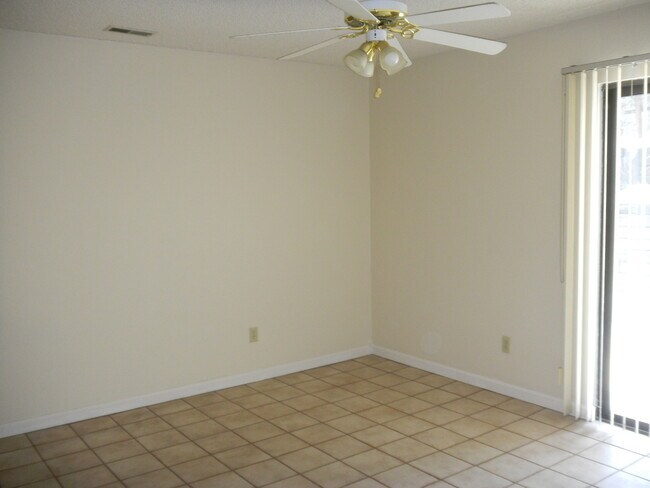 Building Photo - Charming Townhome in Prime Location Near W...