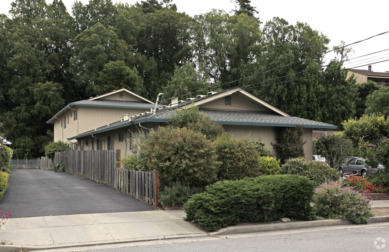 Building Photo - 402 Dakota Ave