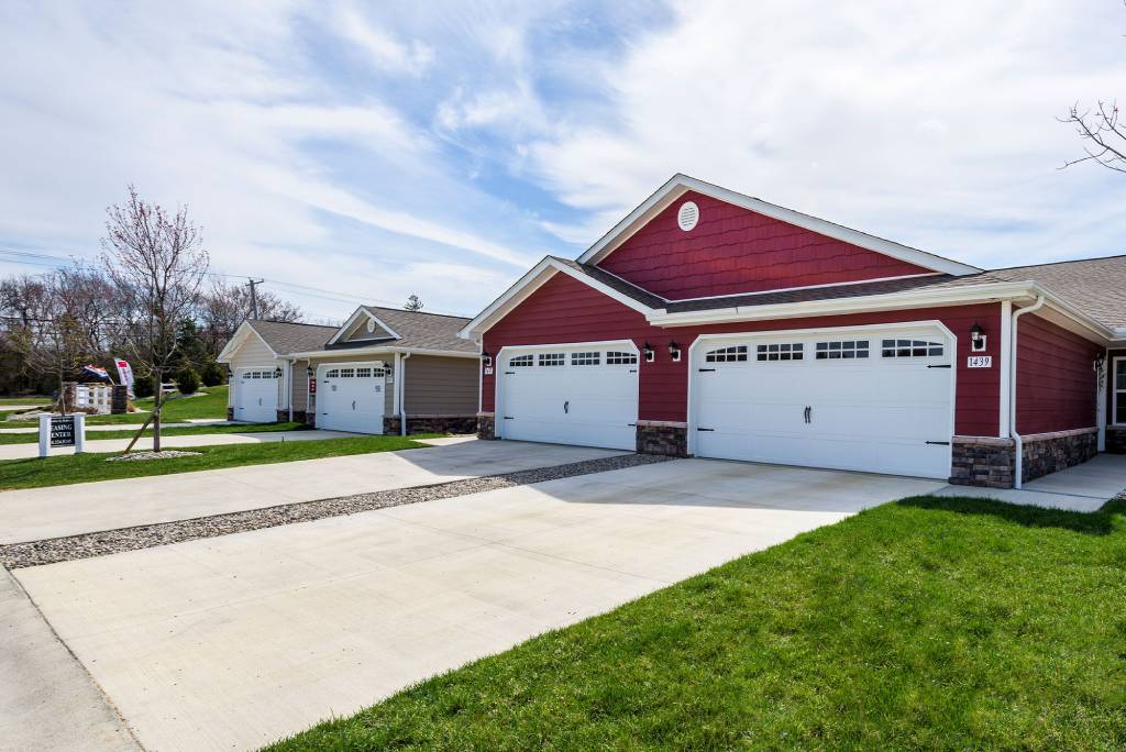 Apartments with Attached Garages - Redwood Marysville SR 4