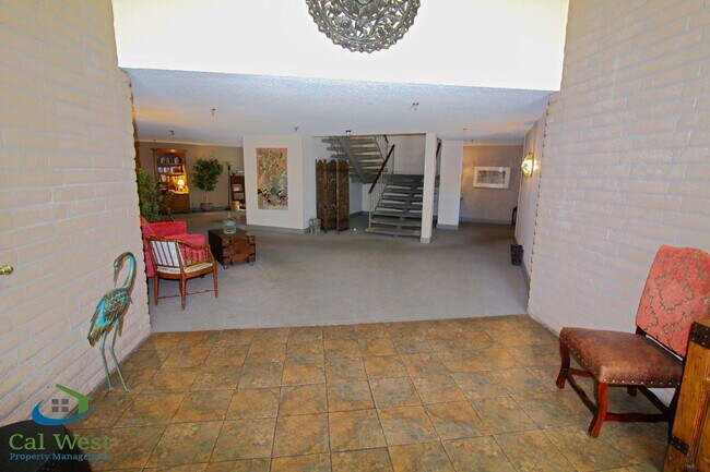 Building Photo - $3095 - 2 Bedroom/2 Bath Condo within walk...