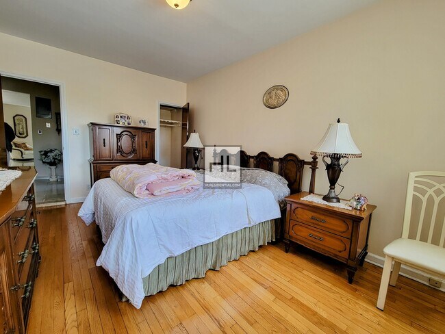 Foto del edificio - Large & Bright 2BR Home in Maspeth with Fr...