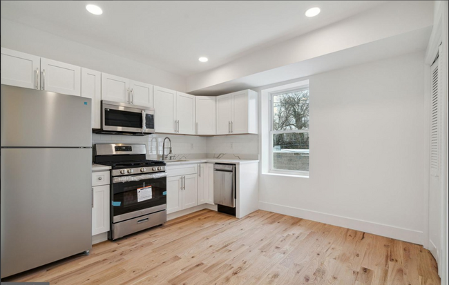 Kitchen area - 5031 Portico St