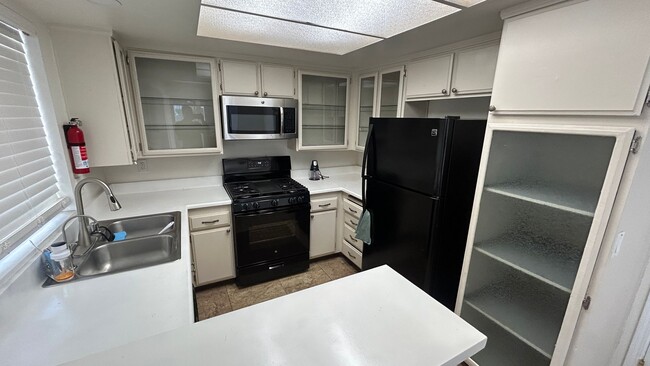 Building Photo - Charming 2-Bed, 2-Bath Furnished Home in H...