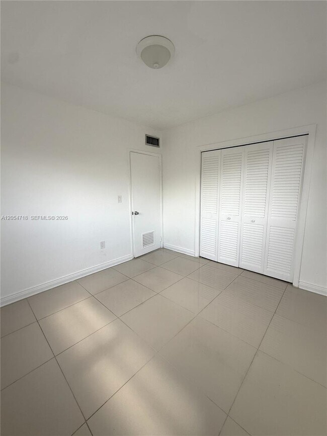 Foto del edificio - 4410 W Flagler St