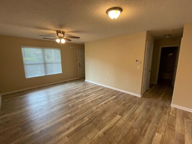 Foto del edificio - PRE-LEASING FOR AUGUST 2026! LIMITED TIME SPECIAL - 1/2 OFF DEPOSIT!