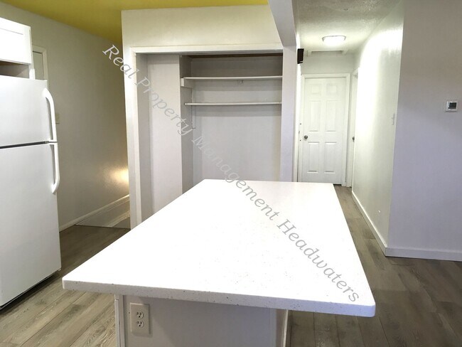 Building Photo - 5 Bed 3 Bath House for Rent