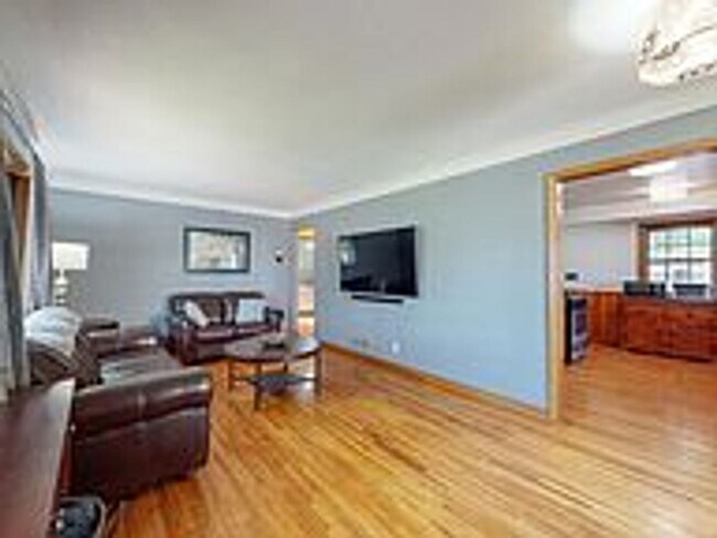 Building Photo - South Highland Park Rambler - 3 blocks fro...