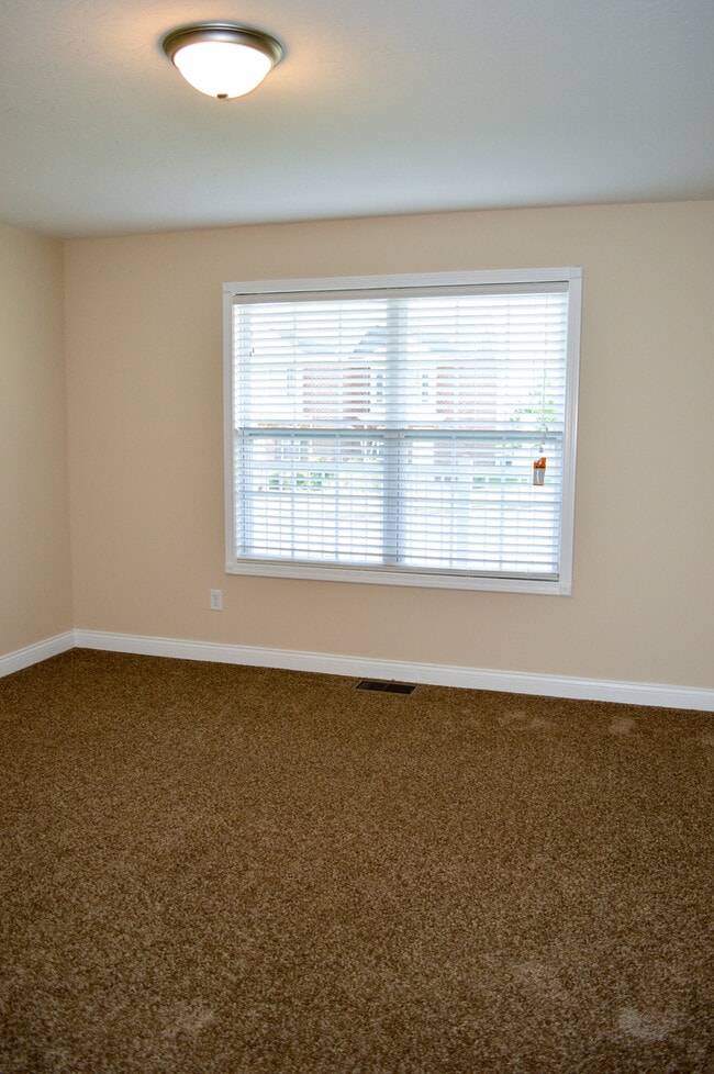 Building Photo - Upstairs 2 bedroom