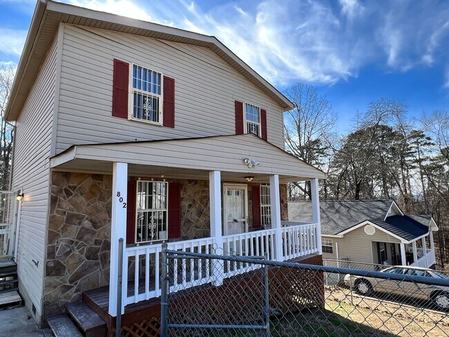 Building Photo - Amazing 3 bed 1.5 bath for rent!