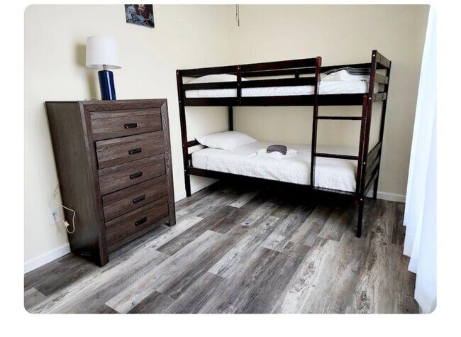 Foto del edificio - Room in House on N Polaris St