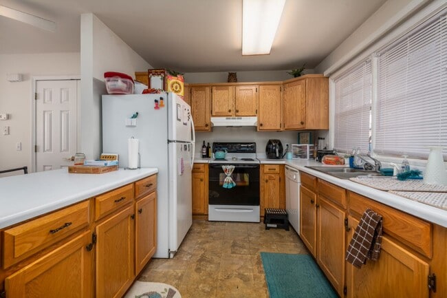 2-Bed Kitchen - The Maples of Cullowhee
