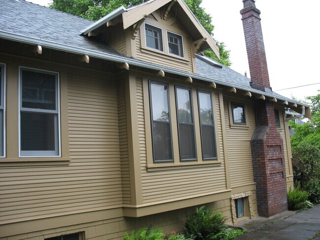 Building Photo - Beautiful 3 bedroom 1 bathroom NE Bungalow "Sabin area"