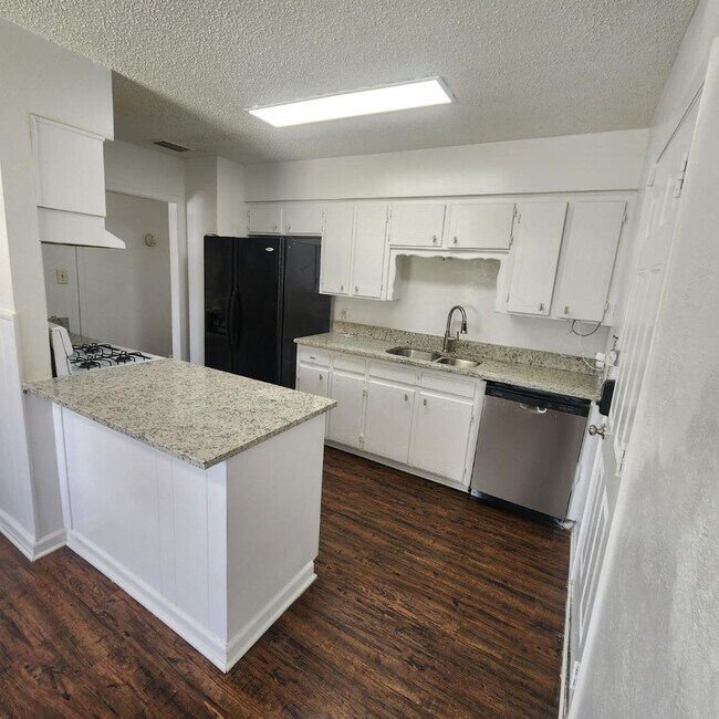 Foto del edificio - 2417 Lakeshore Dr