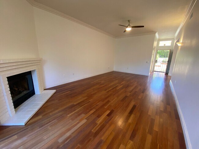 Foto del edificio - Spacious 3 bedroom, 2 bathroom Condo in Th...