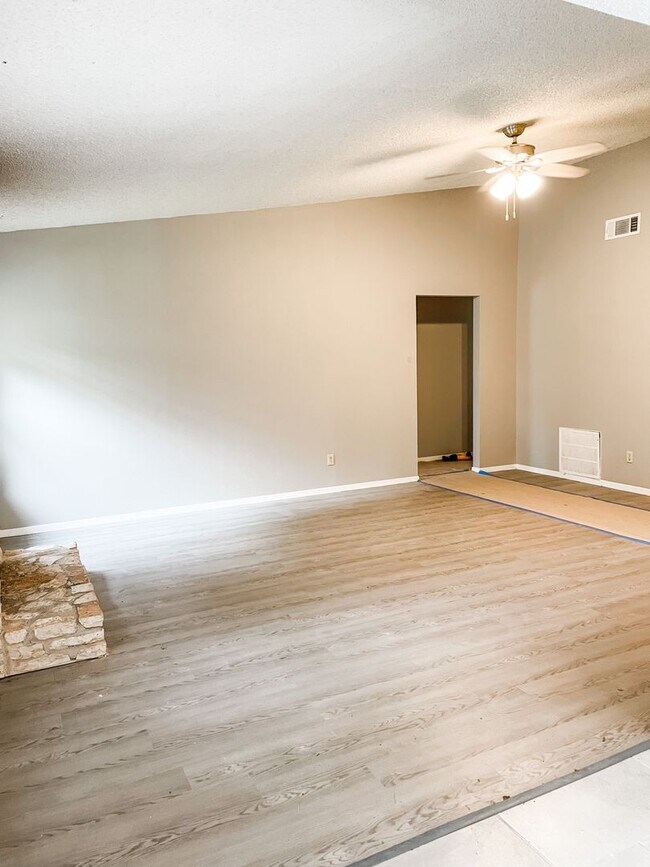 Building Photo - Pet Friendly 3/2 on Shady Fenced Lot w/ Fi...
