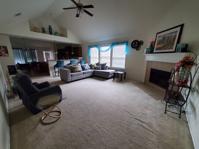Building Photo - 1117 Hidden Meadow Dr