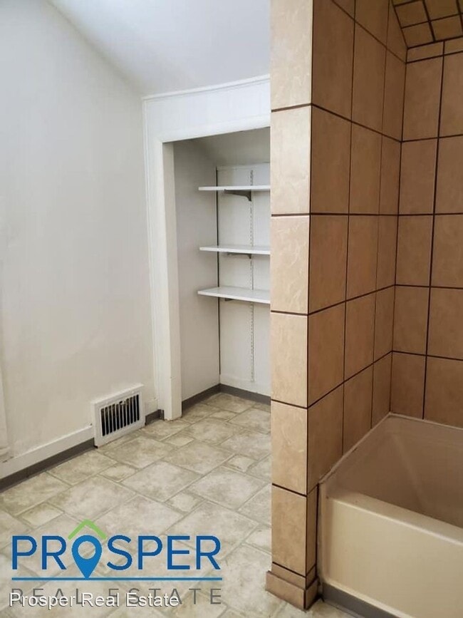 Foto del edificio - 5 br, 2 bath House - 1205 Graham Avenue