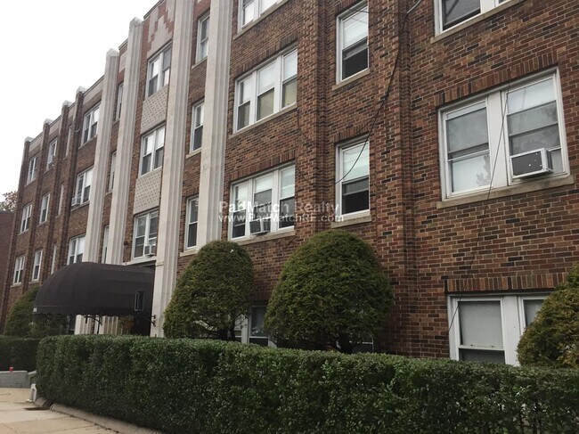 Foto del edificio - 2045 Commonwealth Avenue