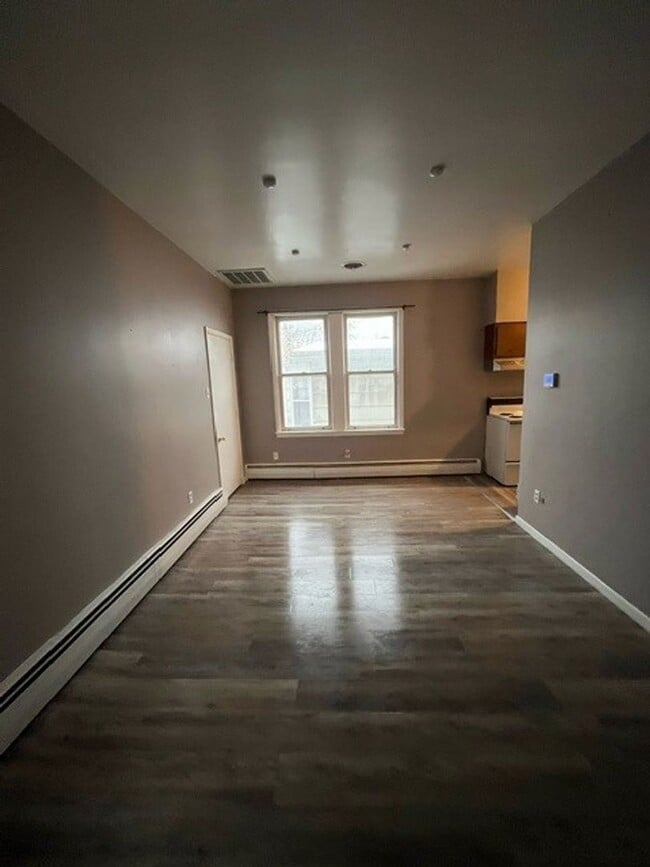 Building Photo - 2 Bedroom 1 Bathroom