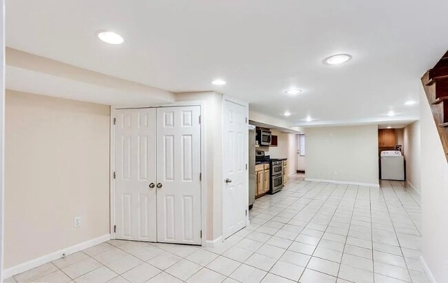 Building Photo - 729 Oldham St