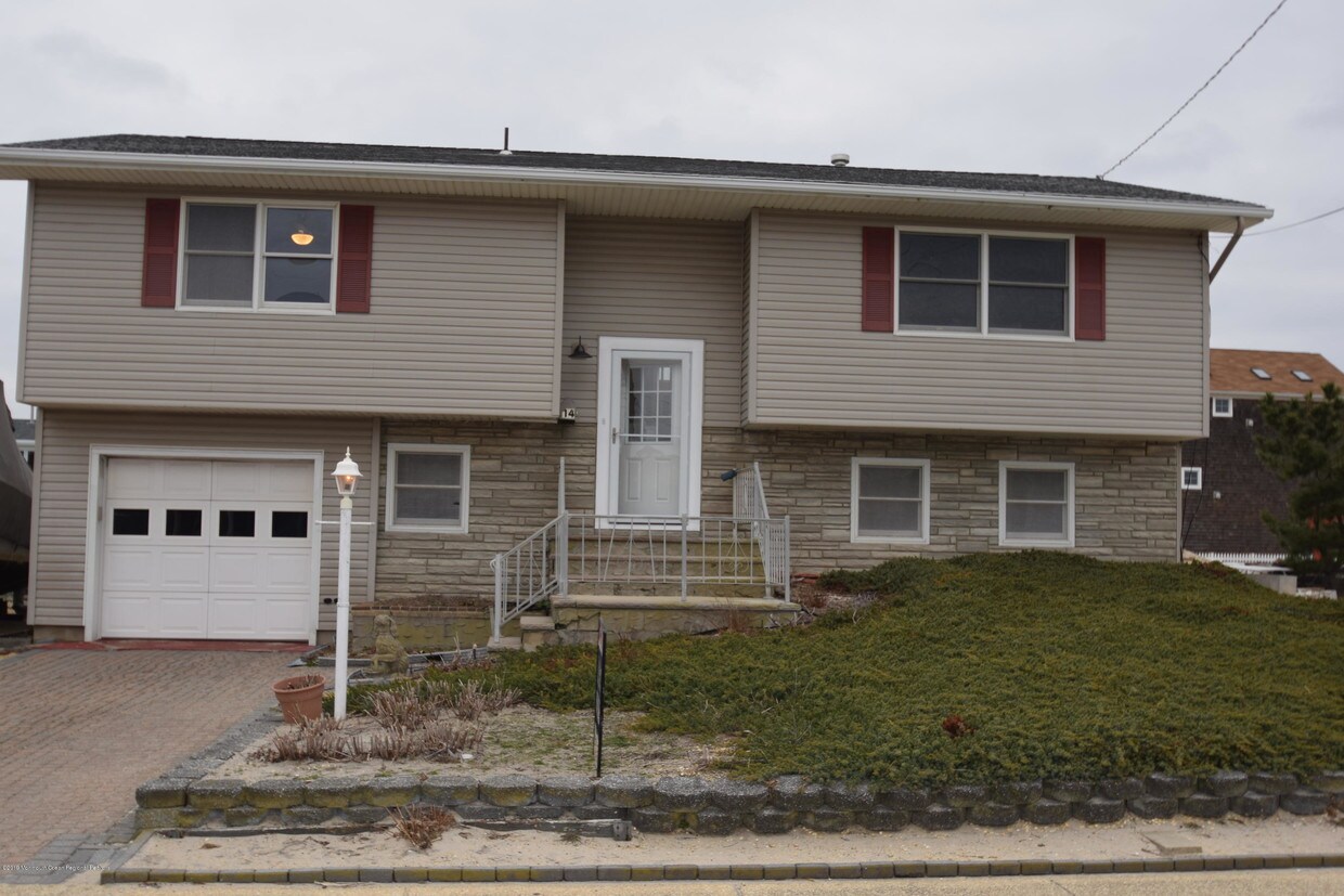 Primary Photo - 14 F St