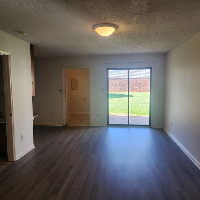 Building Photo - End Unit Townhome in Between Kernersville ...