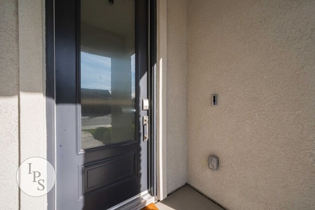Building Photo - Madera Riverstone Home, 3BR/2BA, SOLAR, Community Pool, New Elementary School in Community!