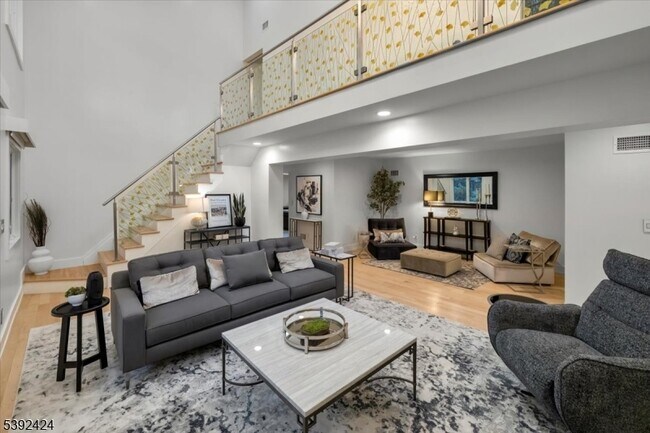 Foto del edificio - 827 Alden Rd