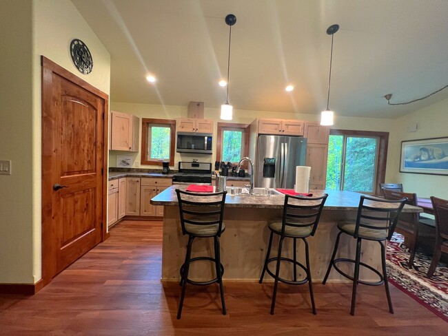 Building Photo - SEASONAL FURNISHED RENTAL