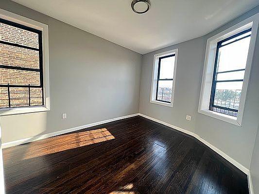 Foto del edificio - 2 bedroom in BRONX NY 10457