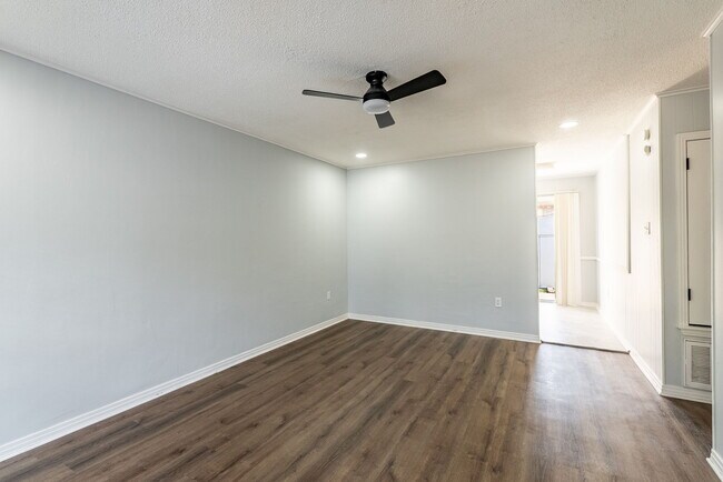 Foto del edificio - 9000 Woodbine Dr