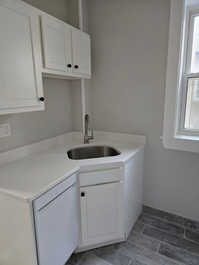 Building Photo - HOT Renovated 2BR in Allston!