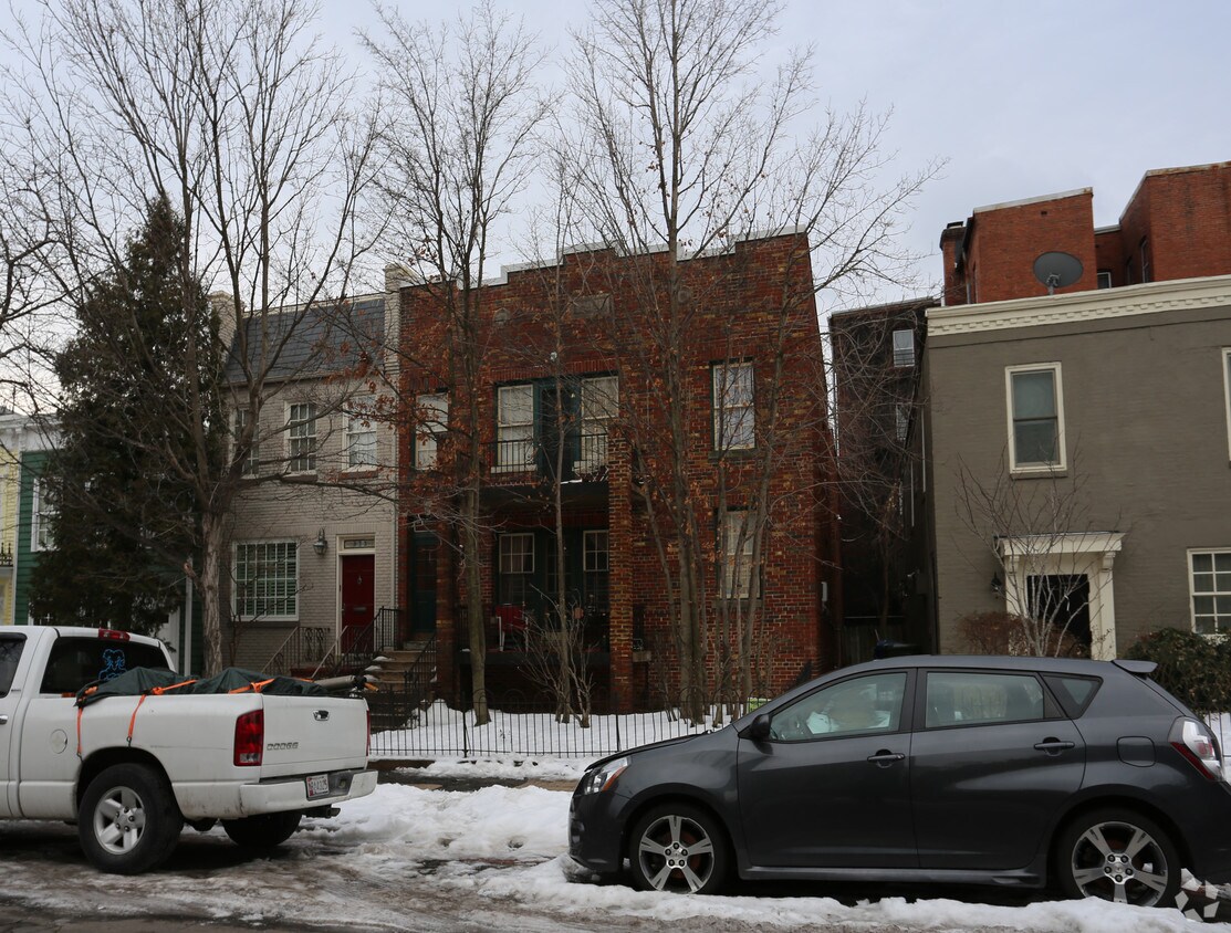 Building Photo - 611 A St NE