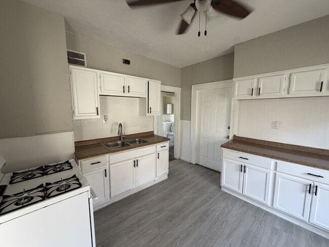 Foto del edificio - 3349 E 125th St