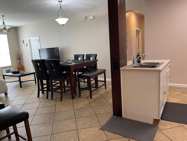 Building Photo - 8101 Coconut Palm Way