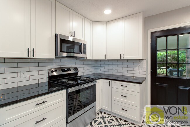 Foto del edificio - 2552 Hidden Hills Dr