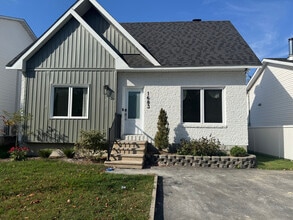 Building Photo - 1683 Rue Joanette