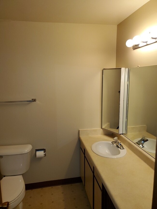 33561 N Royal Oak Ln Unit 206, Grayslake, IL 60030 Condo for Rent in