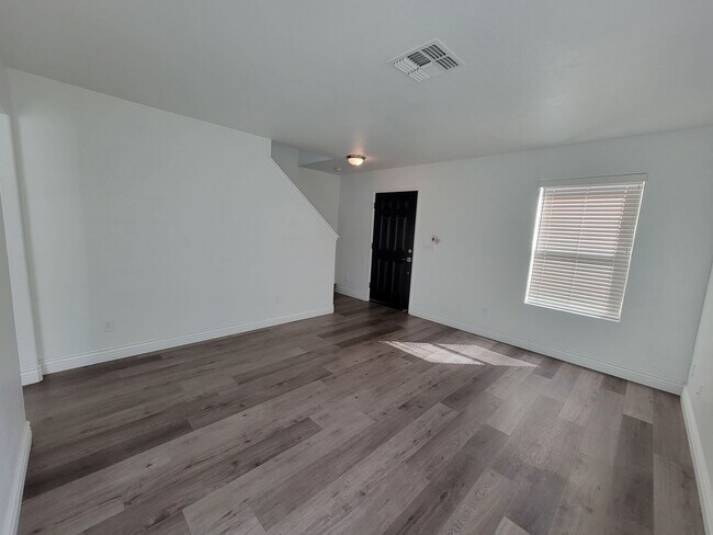 Foto del edificio - 4 Bedroom 2 Bathroom Home Close to Shopping and Restaurants!!