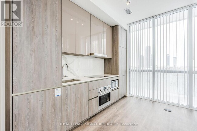 Photo du bâtiment - 8 Interchange Wy