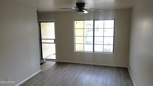 Foto del edificio - 7801 N 44th Dr